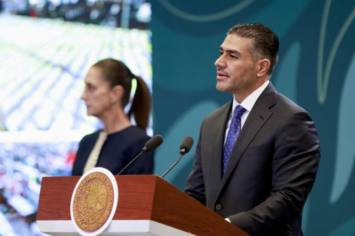El secretario de Seguridad y Protección Ciudadana de México, Omar García Harfuch, habla durante una rueda de prensa este miércoles en las instalaciones del Centro de Control, Comando, Comunicación, Cómputo y Calidad de la ciudad de Toluca (México). EFE/Felipe Gutiérrez
