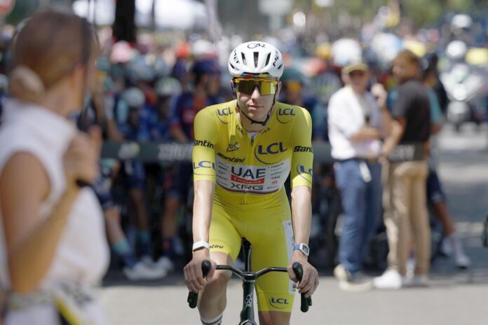 CHAMBERY (France), 22/07/2026.- El esloveno Tadej Pogacar, líder de la general del Tour de Francia, aseguró que no esperaba una jornada tan dura como la vivida este miércoles, de transición hasta los Alpes; una etapa de 174.7 kilómetros entre Chambery -donde fue tomada la foto- y Voiron. EFE/EPA/GUILLAUME HORCAJUELO
