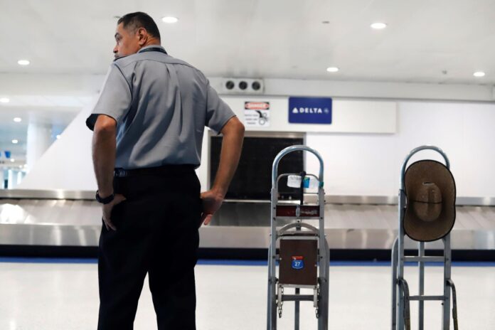 Un hombre espera en el interior del aeropuerto de San Juan, Puerto Rico. Imagen de archivo. EFE/ Thais Llorca
