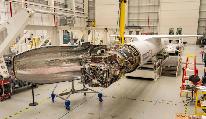 Fotografía del 8 de junio de 2026 cedida por la NASA que muestra la nave robótica LINK, de Katalyst Space, previo al encapsulamiento en el interior de un cohete Pegasus XL en las instalaciones de vuelo Wallops de la NASA, en Virginia (Estados Unidos). LINK, lanzada desde las Islas Marshall, a bordo de un cohete Pegasus XL, buscará capturar el Swift con sus tres brazos robóticos e iniciar la elevación de su órbita, una maniobra que podría prolongarse durante meses. EFE/Katalyst Space /SOLO USO EDITORIAL /NO VENTAS /SOLO DISPONIBLE PARA ILUSTRAR LA NOTICIA QUE ACOMPAÑA /CRÉDITO OBLIGATORIO
