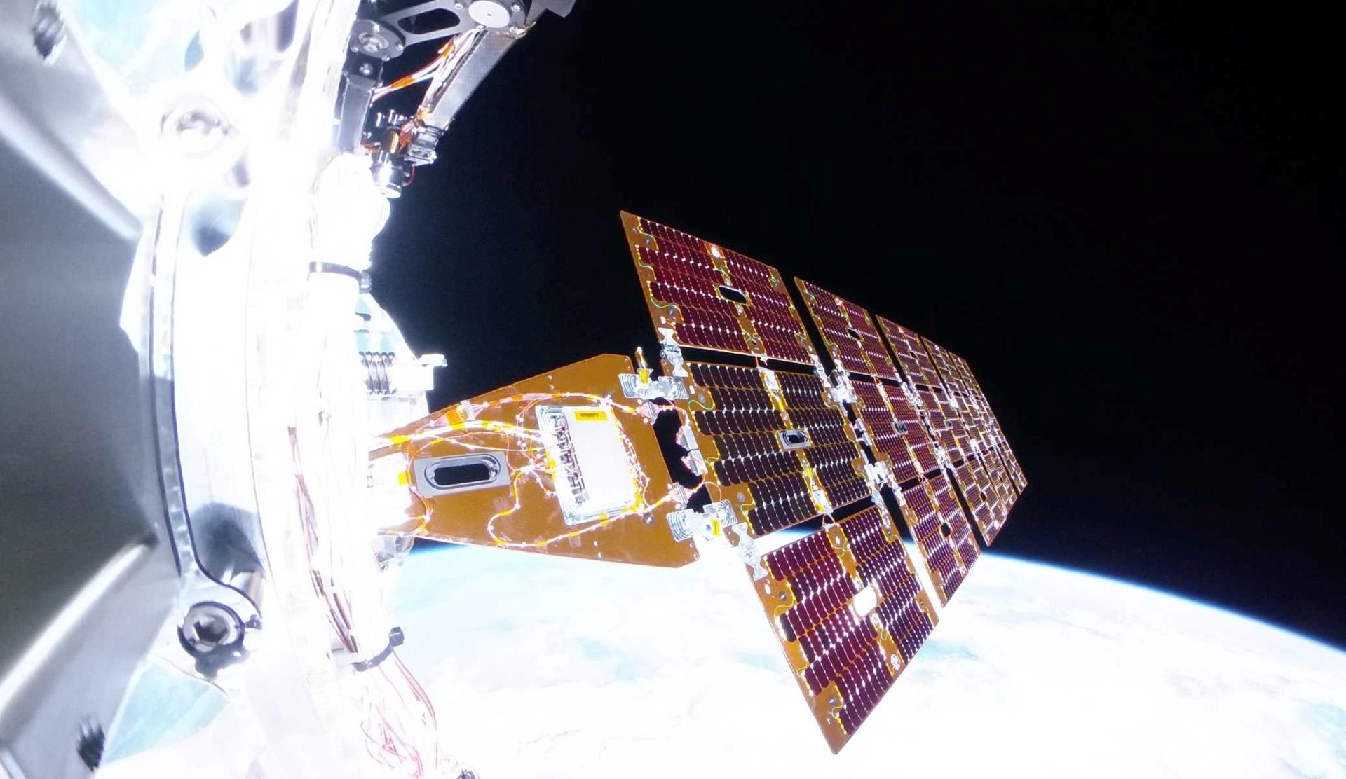 Fotografía cedida por Katalyst Space, que muestra una imagen de la nave robótica LINK. LINK, lanzada desde las Islas Marshall, a bordo de un cohete Pegasus XL, buscará capturar el Swift con sus tres brazos robóticos e iniciar la elevación de su órbita, una maniobra que podría prolongarse durante meses. EFE/Katalyst Space /SOLO USO EDITORIAL /NO VENTAS /SOLO DISPONIBLE PARA ILUSTRAR LA NOTICIA QUE ACOMPAÑA /CRÉDITO OBLIGATORIO
