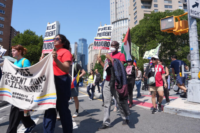 Personas se manifiestan para exigir la liberación del depuesto presidente de Venezuela, Nicolás Maduro, y su esposa, Cilia Flores, este miércoles, en las inmediaciones de la Corte Federal del Distrito Sur de Nueva York (Estados Unidos). EFE/ Ángel Colmenares
