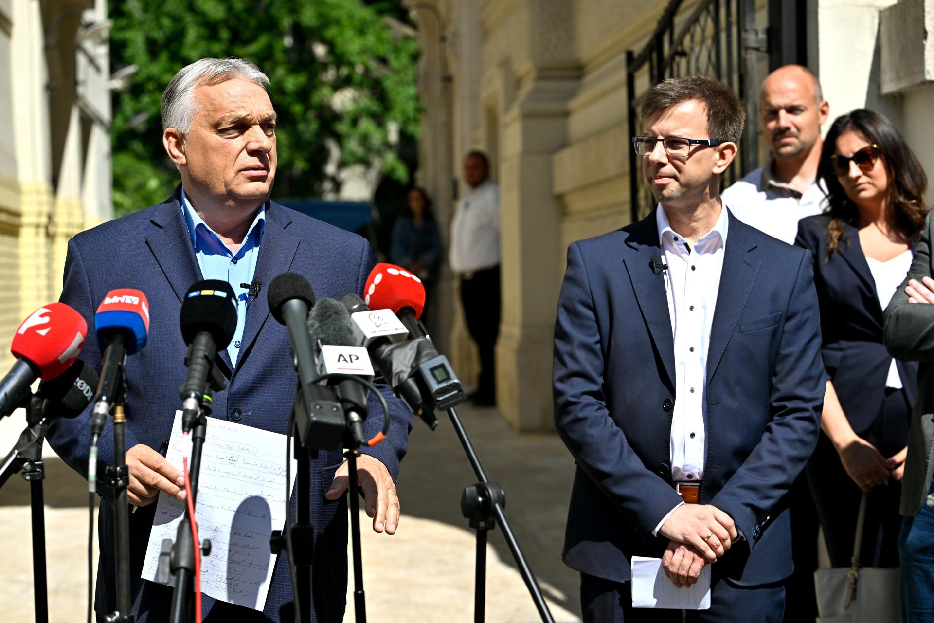 El líder del partido Fidesz y ex primer ministro húngaro, Viktor Orbán (i), y el líder del grupo parlamentario del Fidesz, János Boka (d), durante una rueda de prensa en Budapest, Hungría.  EFE/EPA/ROBERT HEGEDUS
