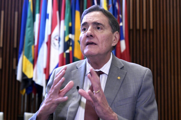 El director de la Organización Panamericana de la Salud (OPS), Jarbas Barbosa, habla durante una entrevista con EFE en la que señala que la recuperación del sistema sanitario venezolano tras los terremotos debe ser una oportunidad para corregir deficiencias estructurales que ya existían antes de la catástrofe, este martes en Washington (Estados Unidos). EFE/Lenin Nolly
