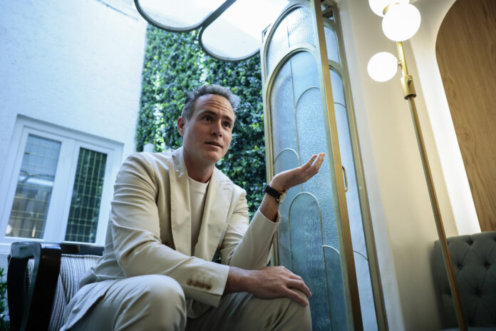 El actor mexicano Erik Hayser habla durante una entrevista con EFE este martes, en Ciudad de México (México). EFE/José Méndez
