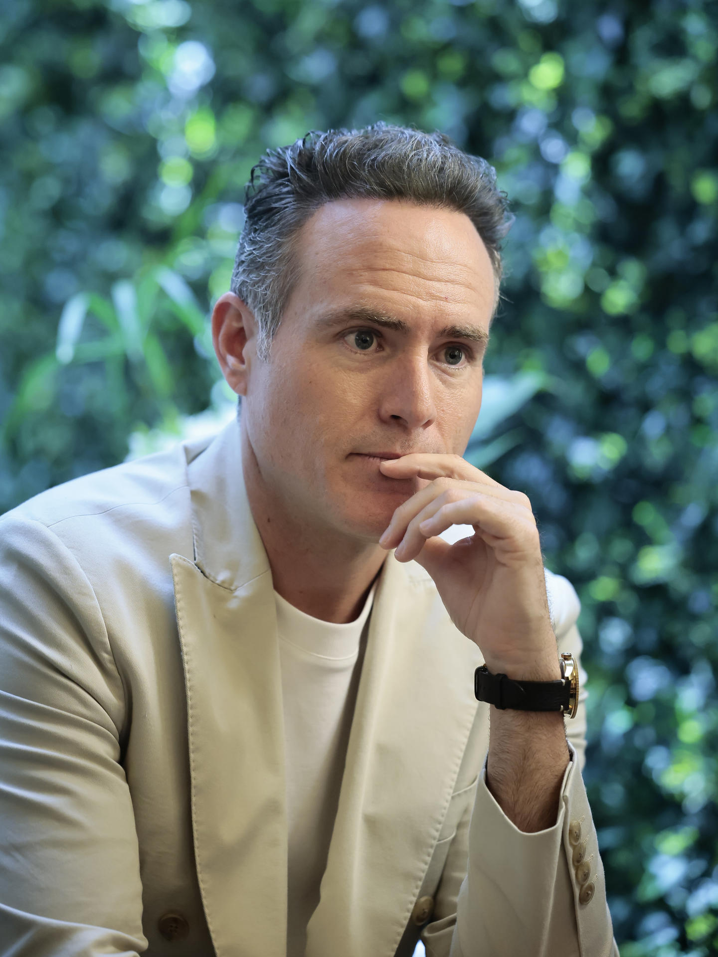 El actor mexicano Erik Hayser habla durante una entrevista con EFE este martes, en Ciudad de México (México). EFE/José Méndez
