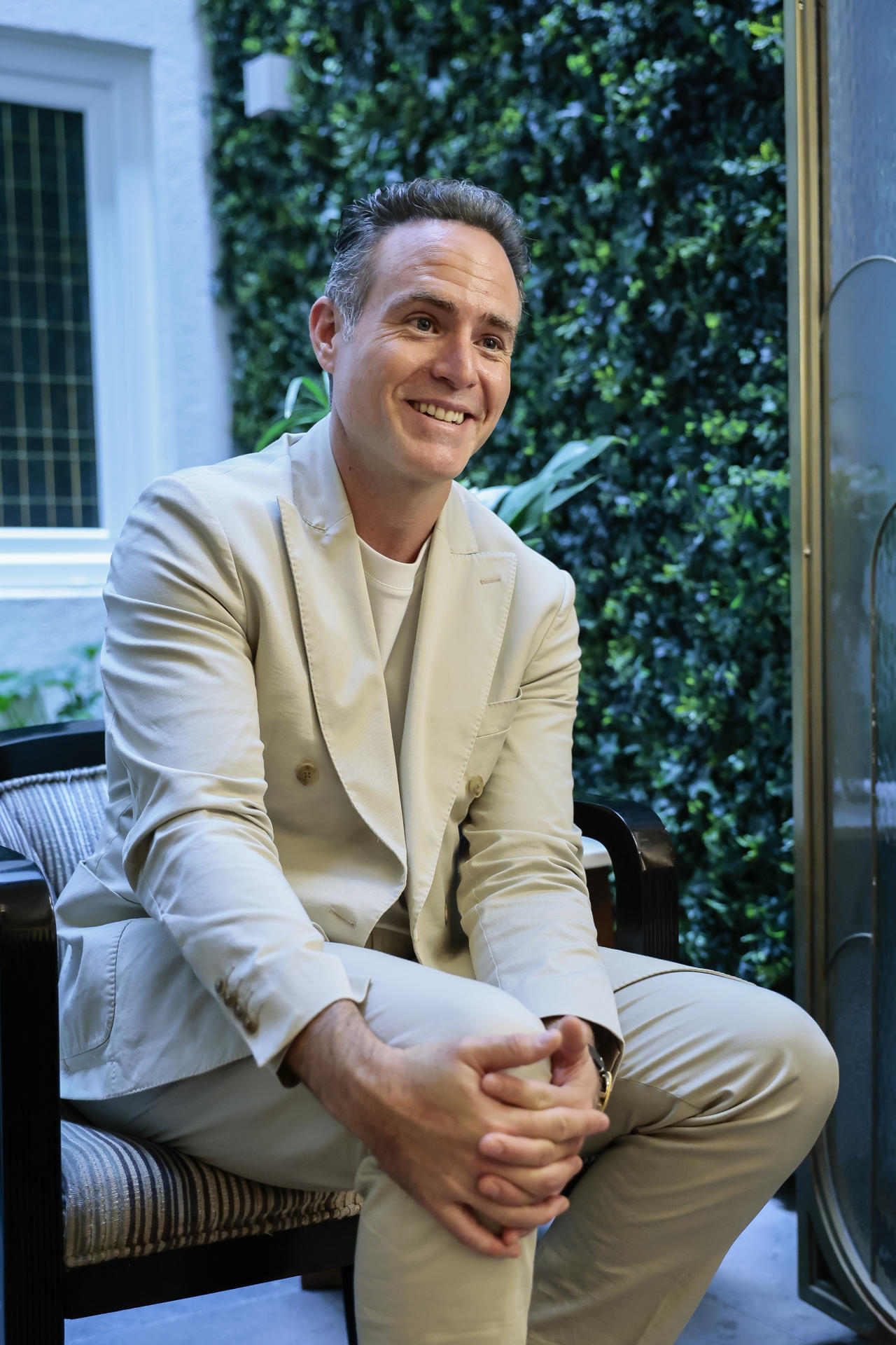 El actor mexicano Erik Hayser habla durante una entrevista con EFE este martes, en Ciudad de México (México). EFE/José Méndez
