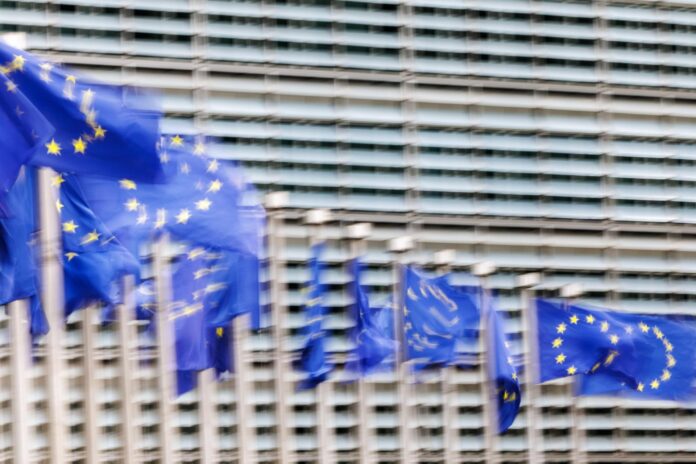 Banderas europeas ondean frente al edificio de la Comisión Europea en Bruselas, Bélgica, 22 de julio de 2026. EFE/EPA/OLIVIER MATTHYS
