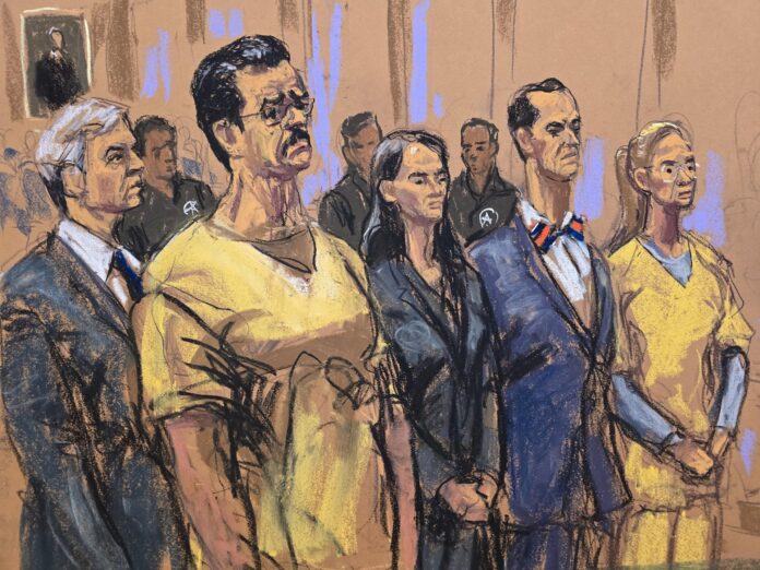 Fotografía de un dibujo realizado por la artista Jane Rosenberg donde aparece el abogado Barry pollack (atrás); el depuesto presidente de Venezuela, Nicolás Maduro (i); la abogada Anna Estevano (c-i); el abogado Mark Donnelly (c-d) y Cilia Flores asistiendo a una audiencia en Nueva York (Estados Unidos). EFE/ Jane Rosenberg
