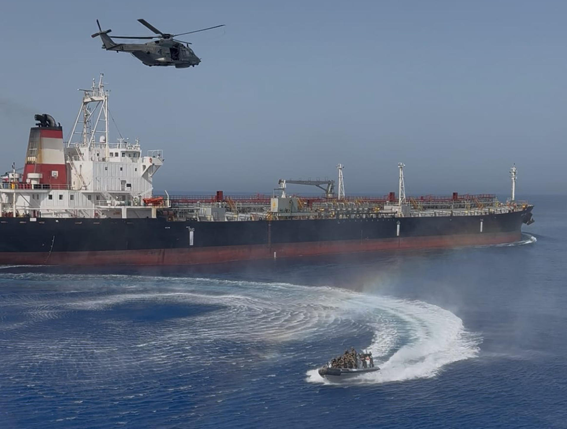 Fotografía publicada por la Alta Representante de la UE para Asuntos Exteriores y Política de Seguridad, Kaja Kallas, en su cuenta de X junto al mensaje "Estamos intensificando la presión sobre la flota sombra de Rusia. El petrolero MV SOUTH STAR, sospechoso de navegar bajo bandera falsa en violación del derecho marítimo internacional, ha sido abordado el 20 de julio por fuerzas de la Operación @EUNAVFOR_MED  IRINI para verificación de bandera. Cada viaje ilícito ayuda a sostener la máquina de guerra de Rusia. Estamos respaldando nuestras sanciones con acciones en el mar.En paralelo, los Estados miembros esta semana han autorizado a la Operación @EUNAVFOR  ATALANTA a comenzar a realizar abordajes de verificación de bandera de buques sospechosos de la flota sombra rusa, de la misma manera que lo hace la Operación IRINI. Esta decisión aprieta aún más la red". EFE/ @kajakallas en X
