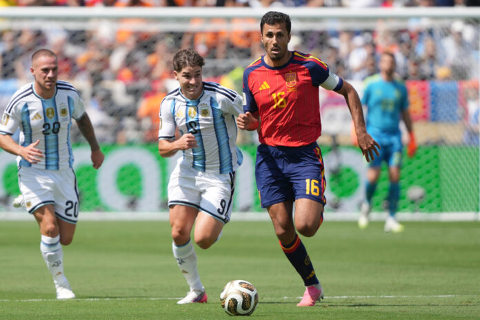 Fotografía del 19 de julio de 2026 en la que se observa a Rodri Hernández (d), de España, al disputar el balón con Julián Álvarez, de Argentina en el partido de la final del Mundial 2026 entre España y Argentina en el estadio MetLife en Nueva Jersey (Estados Unidos). EFE/ Octavio Guzman
