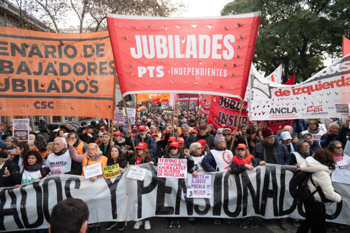 Cientos de integrantes de centrales obreras argentinas y organizaciones sociales fueron captadas este 22 de julio durante una marcha hacia el Congreso, en apoyo a los reclamos de los jubilados y contra el continuado plan de ajuste del Gobierno de Javier Milei, en el centro de Buenos Aires (Argentina). EFE/Nehuen Rovediello
