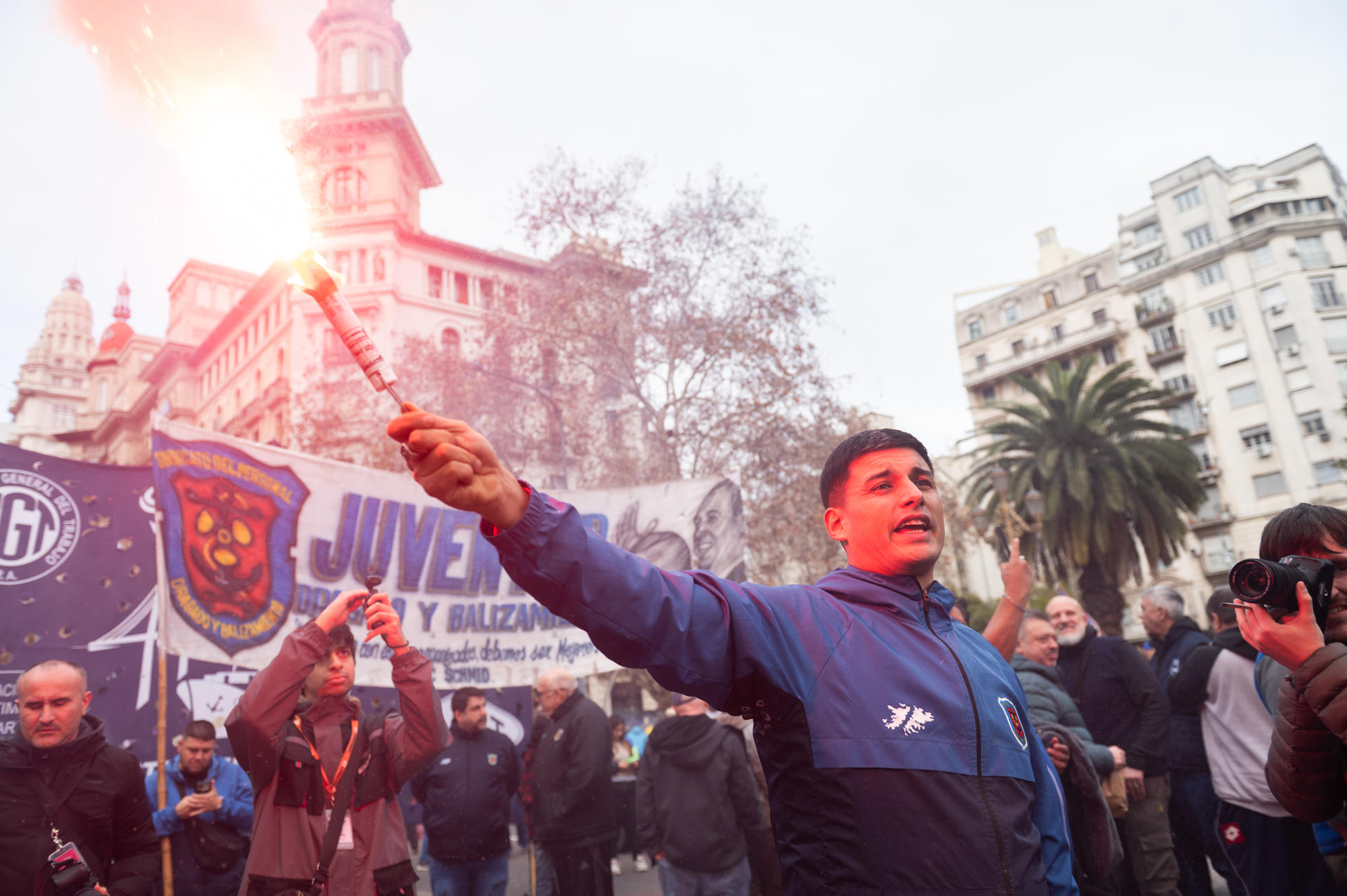 Un grupo de integrantes de centrales obreras argentinas y organizaciones sociales fue captado este 22 de julio al protestar frente al Congreso, en apoyo a los reclamos de los jubilados y contra el continuado plan de ajuste del Gobierno de Javier Milei, en el centro de Buenos Aires (Argentina). EFE/Nehuen Rovediello
