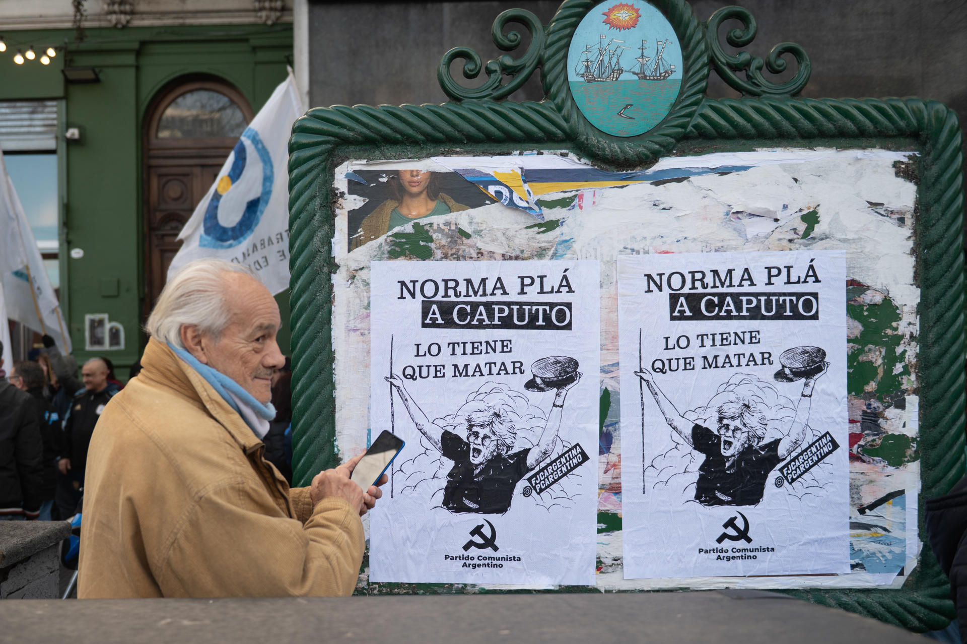 Un pensionado fue captado este 22 de julio durante una marcha hacia el Congreso, en apoyo a los reclamos de los jubilados y contra el continuado plan de ajuste del Gobierno de Javier Milei, en el centro de Buenos Aires (Argentina). EFE/Nehuen Rovediello
