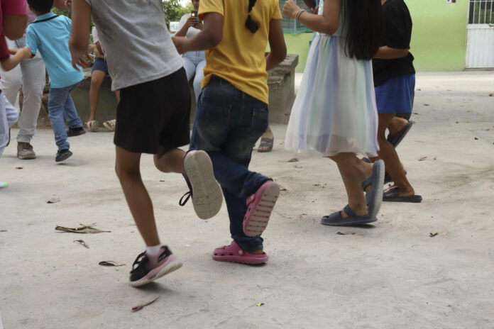 Fotografía de archivo donde aparecen varios niños mientras juegan en actividades en Tapachula (México). EFE/ Juan Manuel Blanco
