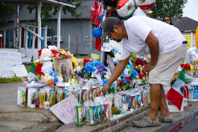 Fotografía de archivo de un hombre pone una vela frente al altar en honor a las personas fallecidas bajo custodia del ICE. EFE/ Carlos Ramírez
