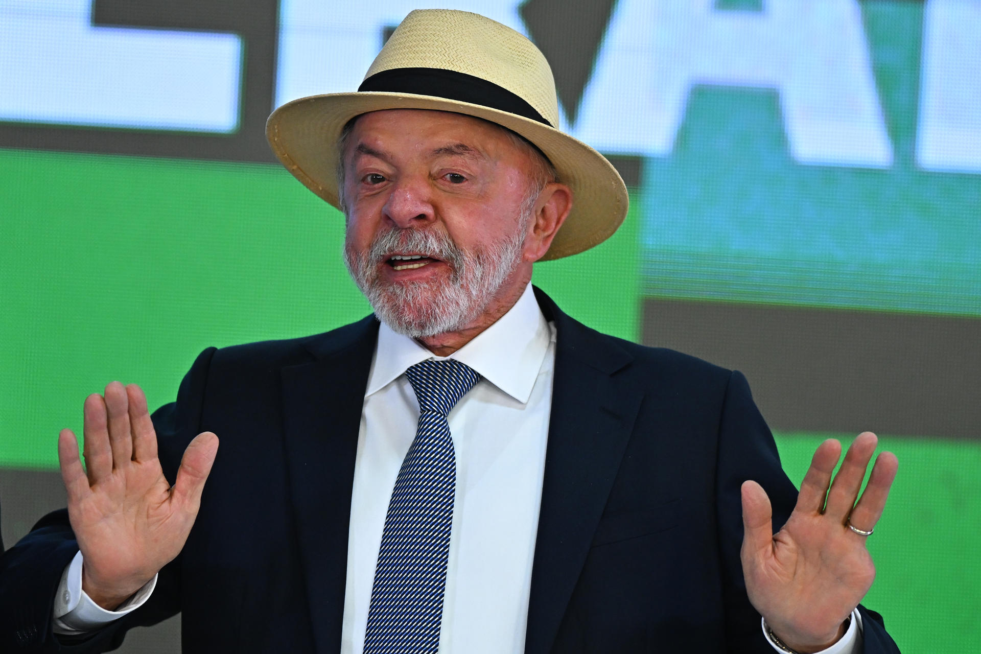 El presidente de Brasil, Luiz Inácio Lula da Silva, habla en la ceremonia de sanción del Proyecto de Ley de Conversión, que asigna recursos a las líneas de crédito del programa 'Brasil Soberano' en apoyo de las empresas afectadas por los aranceles comerciales de Estados Unidos, este miércoles en el Palacio del Planalto, en Brasilia (Brasil). EFE/ Andre Borges

