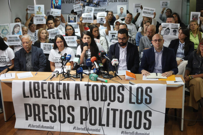 Andreína Baduel (c), hermana del preso político Josnar Baduel, habla durante una rueda de prensa para exigir la liberación de los presos políticos en la sede de Amnistía Internacional de Venezuela en Caracas (Venezuela). EFE/ Miguel Gutierrez
