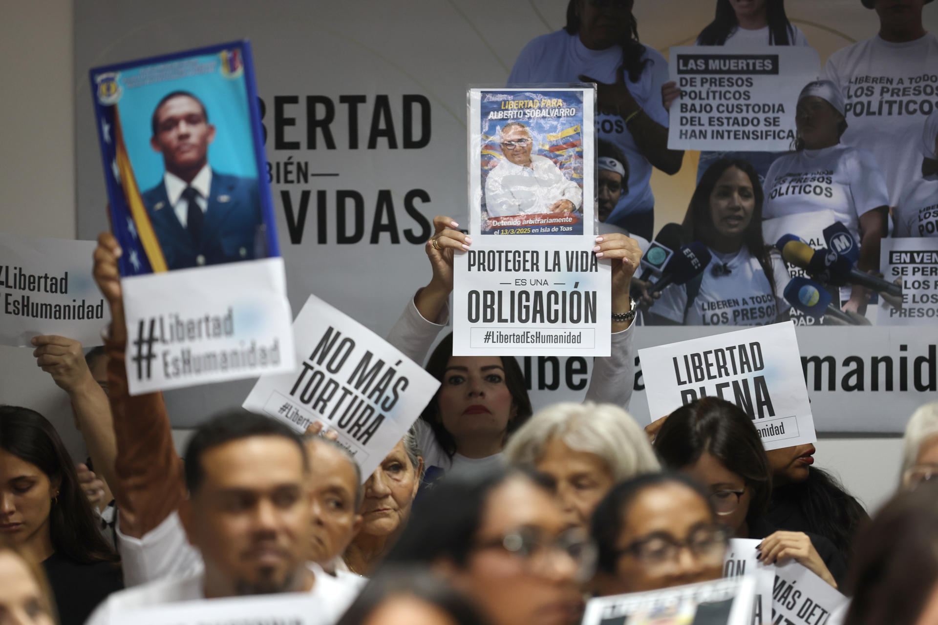 Familiares de presos políticos sostienen carteles durante una rueda de prensa para exigir su liberación en la sede de Amnistía Internacional de Venezuela en Caracas (Venezuela). EFE/ Miguel Gutierrez