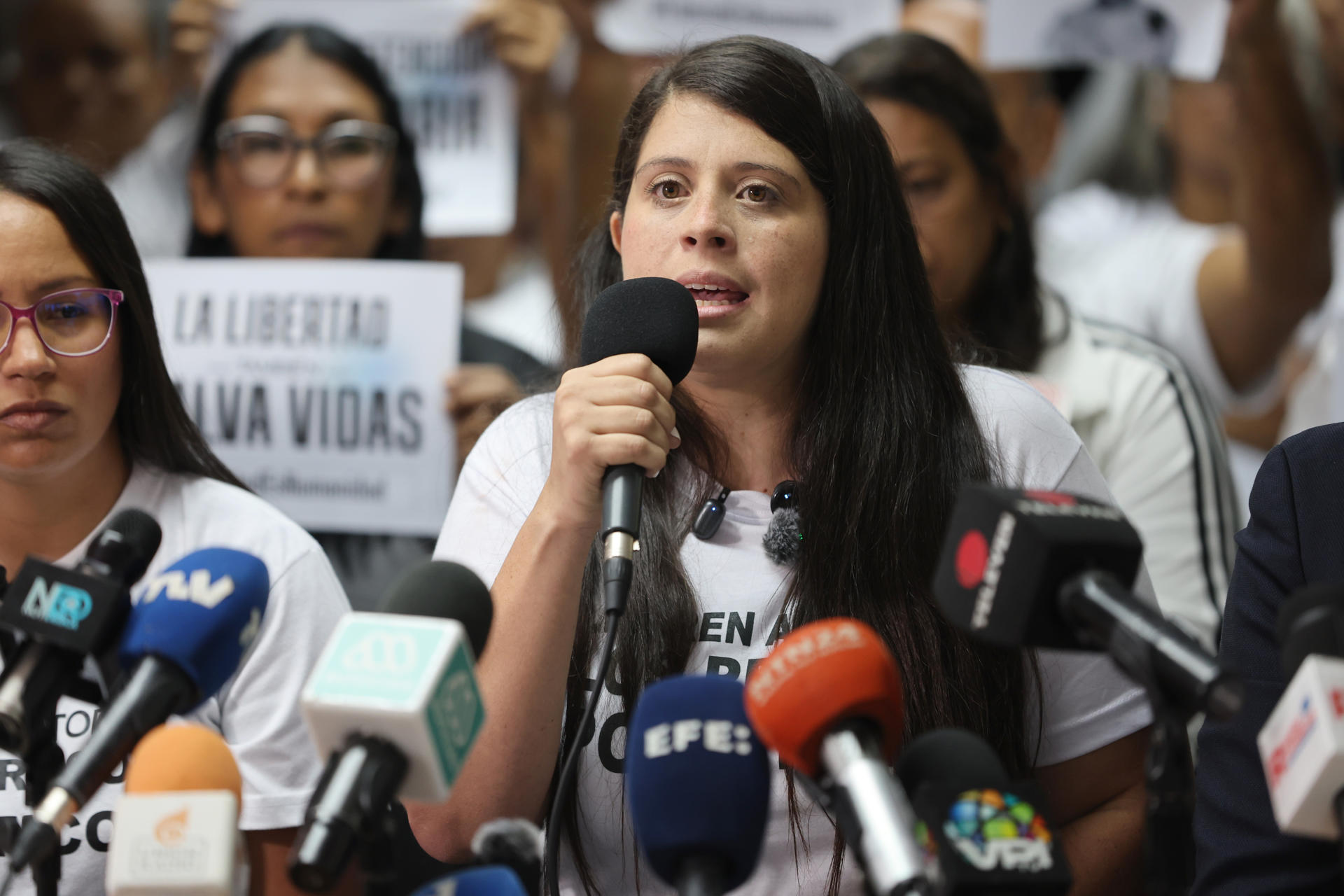 Andreína Baduel, hermana del preso político Josnar Baduel, habla durante una rueda de prensa para exigir la liberación de los presos políticos en la sede de Amnistía Internacional de Venezuela en Caracas (Venezuela). EFE/ Miguel Gutierrez