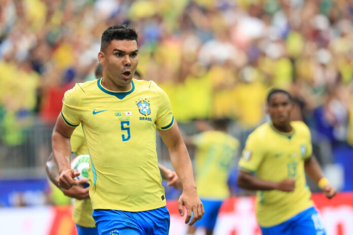 Fotografía de archivo del 29 de junio de 2026 en la que se observa al centrocampista brasileño Casemiro al celebrar tras marcar el 1-1 durante el partido de los dieciseisavos de final del Mundial 2026 entre Brasil y Japón en el estadio NRG de Houston (Estados UNidos). EFE/ Carlos Ramírez
