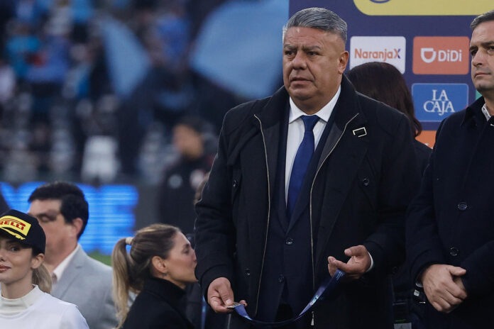 Fotografía de archivo del 24 de mayo de 2026 en la que se observa al presidente de la Asociación del Fútbol Argentino, Claudio Fabián Tapia, al asistir a la ceremonia de premiación de la final de la Liga Argentina entre River Plate y Belgrano en el estadio Mario Alberto Kempes en Córdoba (Argentina). EFE/ Juan Ignacio Roncoroni

