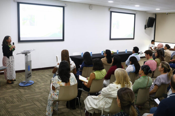 La directora de la Fundación Wetlands International en Panamá, Mayllely Cabrera (i), habla en la charla 'El manglar como ecosistema estratégico', organizado por la Cooperación Española durante el III Congreso sobre los Manglares en Ciudad de Panamá (Panamá). EFE/ Carlos Lemos
