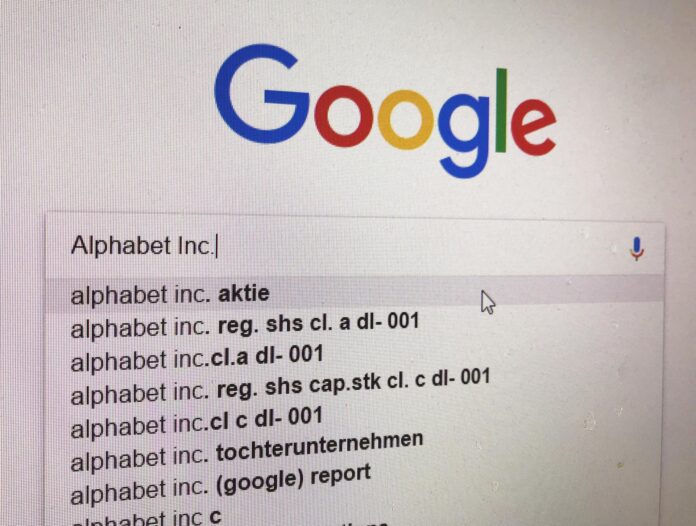 Fotografía de archivo de la pantalla de un ordenador con el buscador de Google al ubicar información del gigante tecnológico Alphabet. EFE/Mauritz Antin
