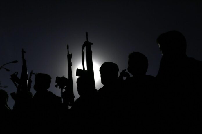 Fotografía de archivo de un grupo de rebeldes hutíes a contraluz, en las calles de Saná (Yemen). EFE/Yahya Arhab
