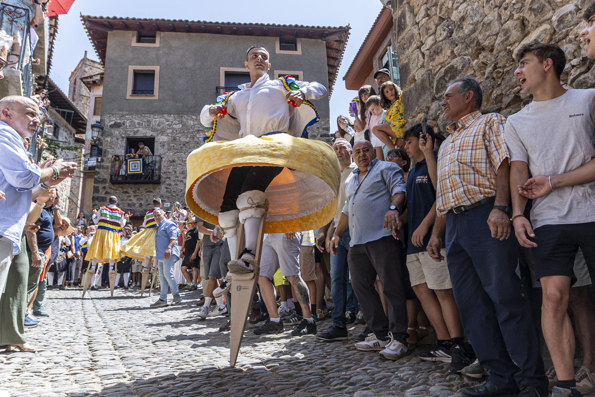 Los Danzadores de Anguiano protagonizan una ancestral tradición riojana donde ocho jóvenes se lanzan por una empinada cuesta empedrada sobre zancos de madera de 50 centímetros. Fiesta de Interés turístico Nacional y Bien de Interés Cultural de carácter inmaterial, se celebra cada año en honor a Santa María Magdalena.- EFE/Raquel Manzanares
