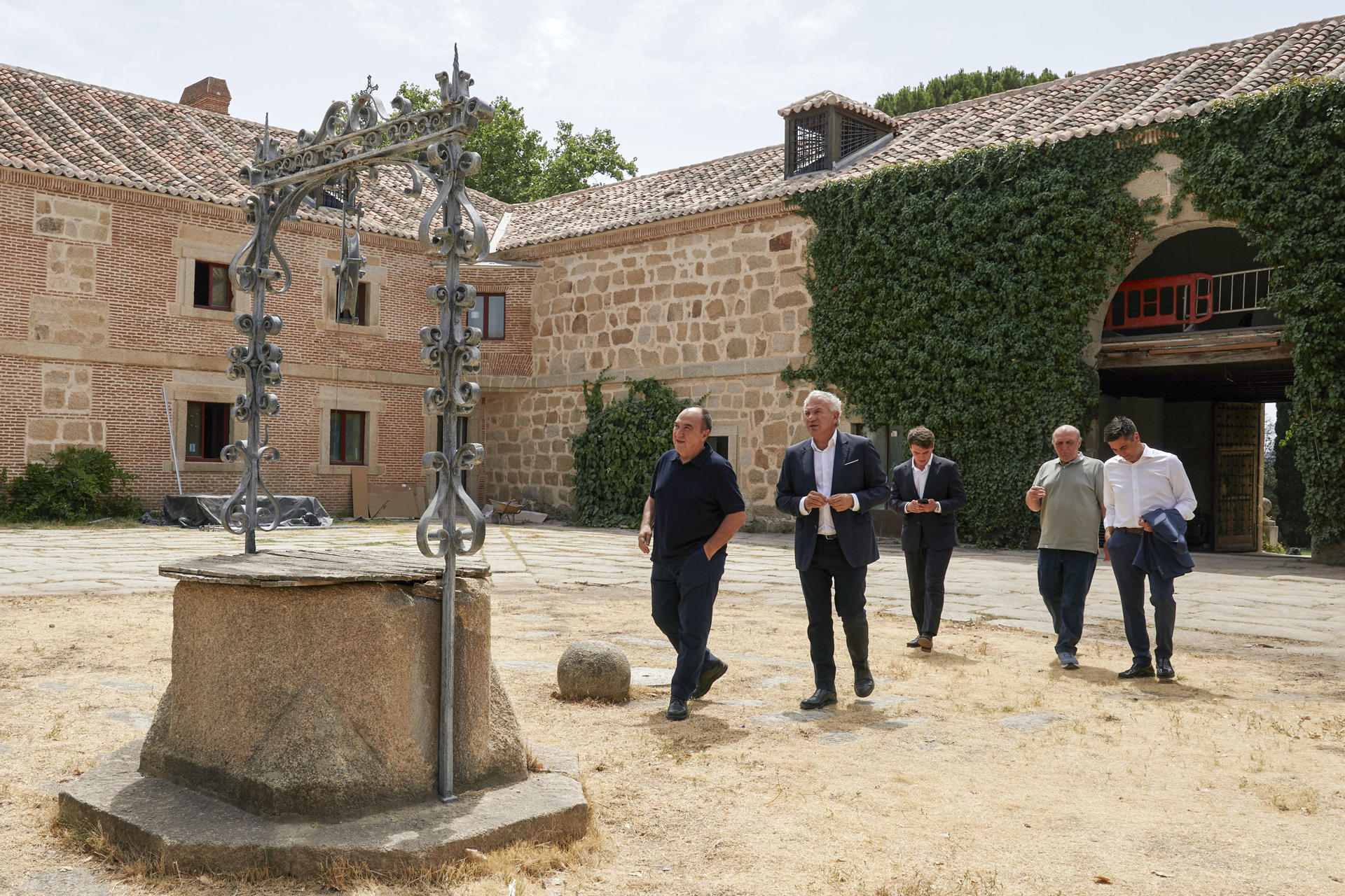 El delegado del Gobierno en Castilla y León, Nicanor Sen (2i), y el alcalde de Cebreros (Ávila), Pedro José Muñoz (i), durante su visita a las obras, financiadas por el Ministerio de Hacienda, en el palacio de Quexigal, este miércoles en la localidad abulense de Cebreros. EFE/ Raúl Sanchidrián
