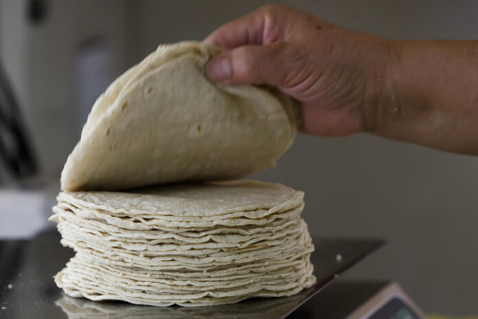 Fotografía del 26 de abril de 2023 que muestra tortillas en un local, en Ciudad de México (México). EFE/José Méndez
