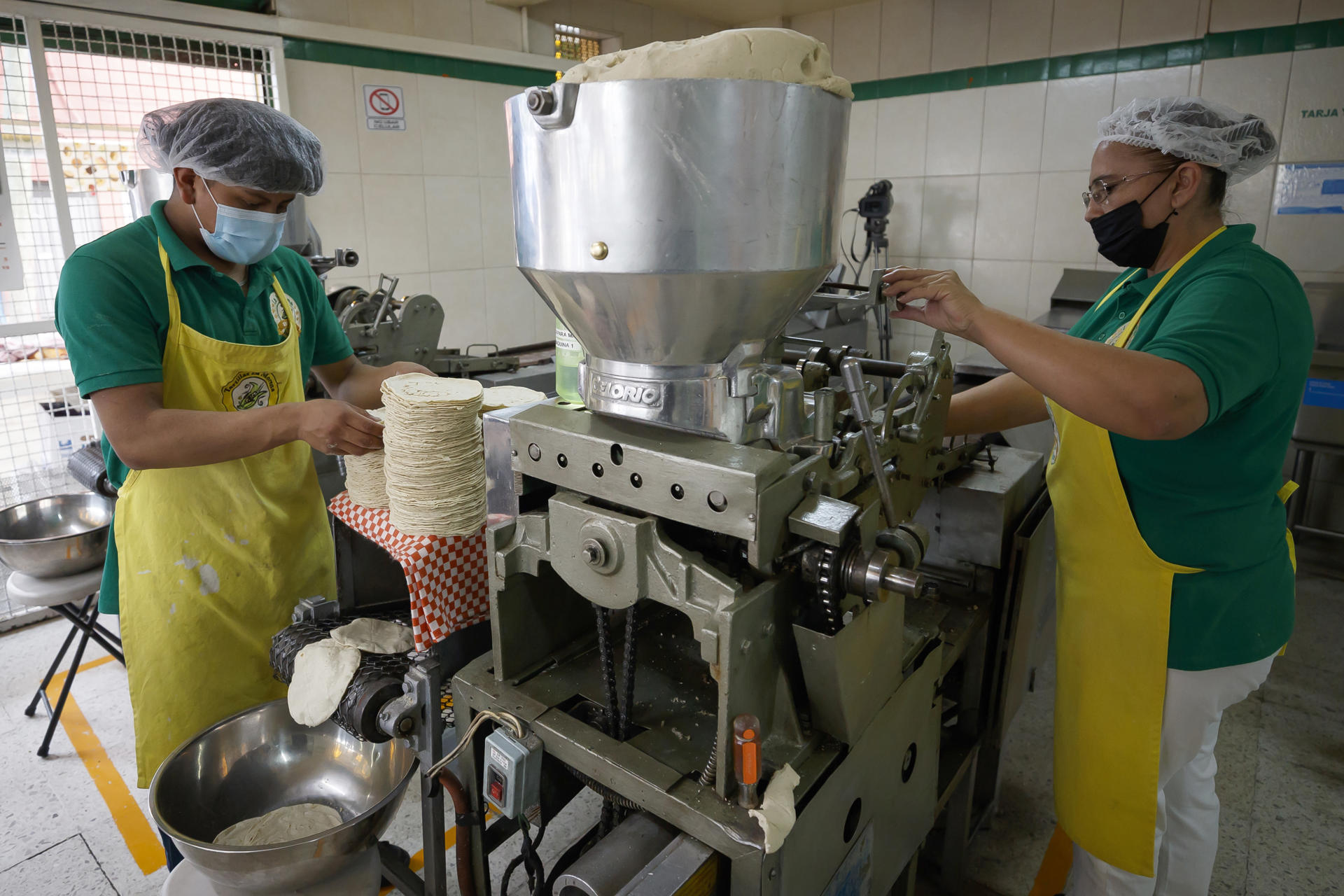 Fotografía del 26 de abril de 2023 que muestra personas elaborando tortillas en un local, en Ciudad de México (México). EFE/José Méndez
