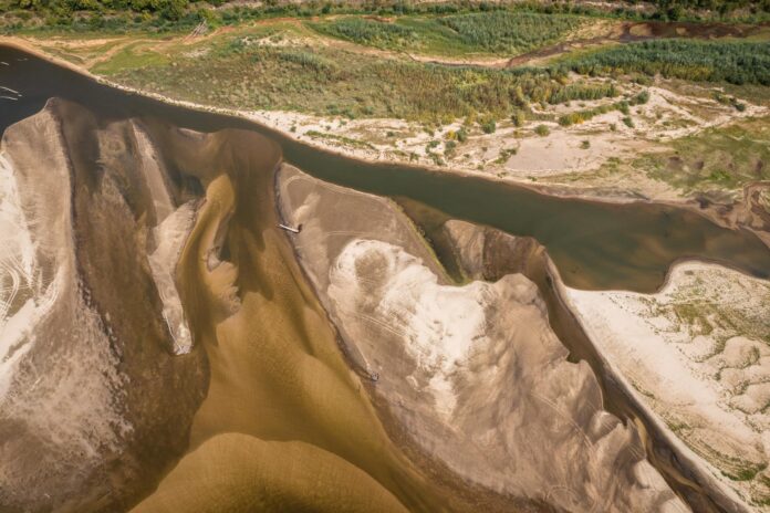 En la imagen de archivo, una imagen aérea tomada con un dron muestra el bajo nivel del agua en el río Vístula, a la altura de Zawadowska en Varsovia, Polonia. EFE/EPA/ANDRZEJ LANGE
