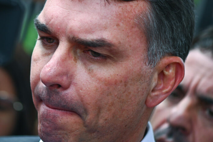 Fotografía de archivo en la que se captó al senadory precandidato presidencial Flávio Bolsonaro al atender a la prensa, en Brasilia (Brasil). EFE/Andre Borges
