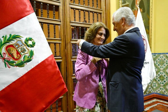 Fotografía tomada de la Cancillería Perú en la cuenta de X, @CancilleriaPeru, que muestra a la ciudadana española Cristina Matossian Osorio de Pardo (i) junto al ministro de Relaciones Exteriores de Perú, Carlos Pareja, durante su condecoración por la labor social realizada en el país andino durante cerca de cuatro décadas, especialmente a través de hogares de acogida de menores abandonados y en situación de desprotección familiar.EFE/ Cancillería Perú
