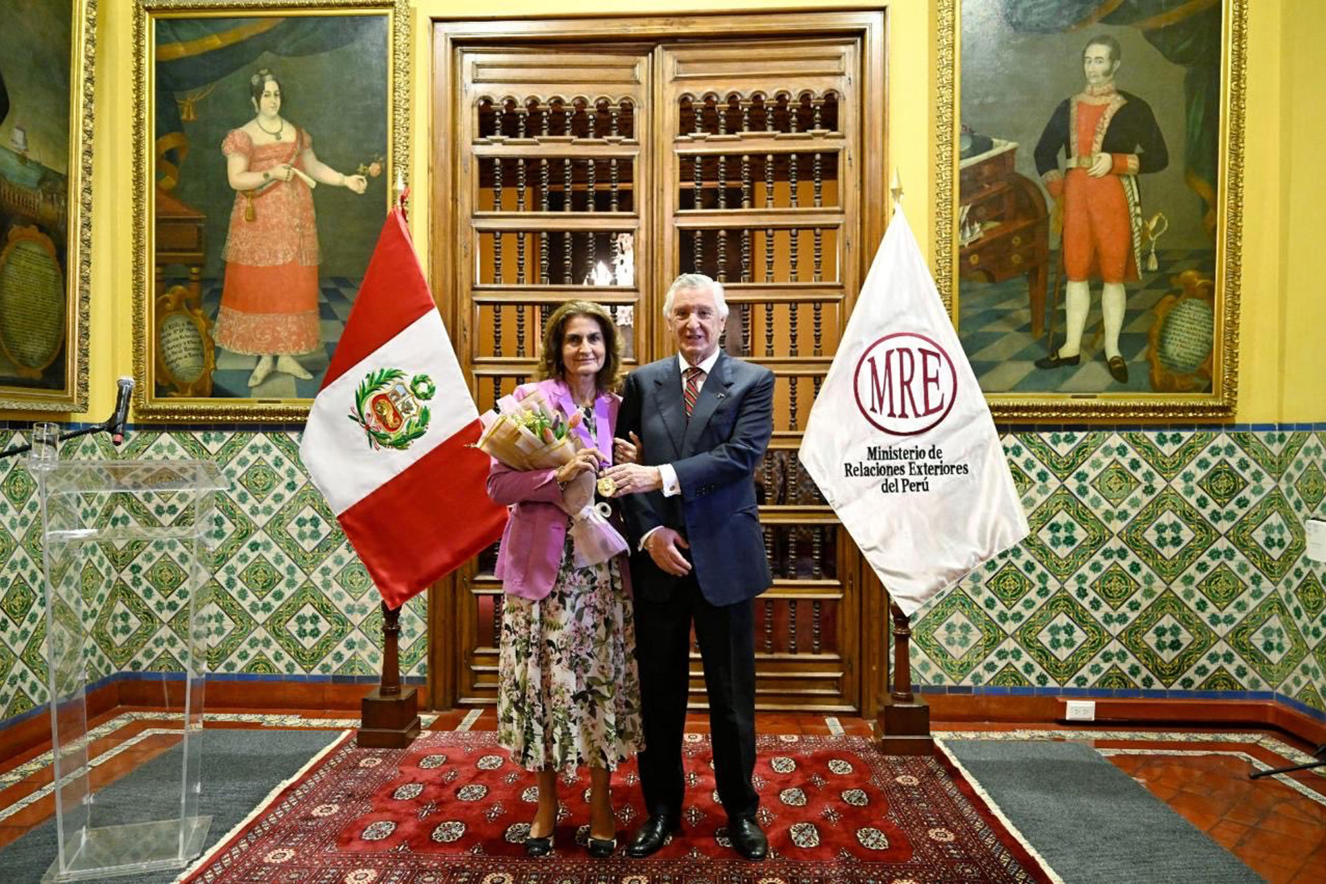 Fotografía tomada de la Cancillería Perú en la cuenta de X, @CancilleriaPeru, que muestra a la ciudadana española Cristina Matossian Osorio de Pardo (i) junto al ministro de Relaciones Exteriores de Perú, Carlos Pareja, durante su condecoración por la labor social realizada en el país andino durante cerca de cuatro décadas, especialmente a través de hogares de acogida de menores abandonados y en situación de desprotección familiar.EFE/ Cancillería Perú
