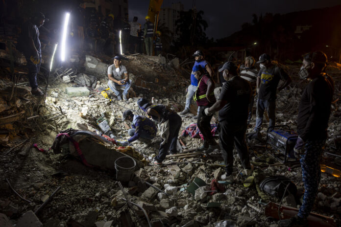 Fotografía del 18 de julio de 2026 que muestra a voluntarios que realizan labores de remoción de escombros en edificios destruidos por los terremotos en Caraballeda (Venezuela). EFE/ Miguel Gutiérrez
