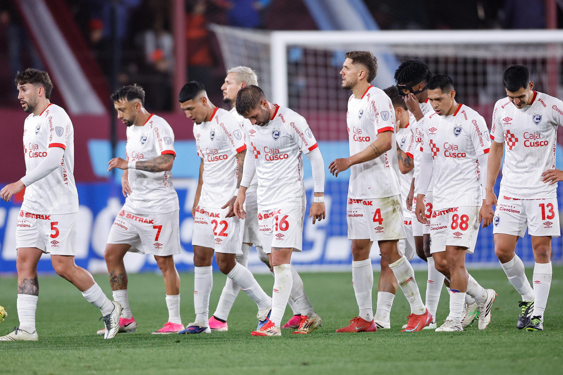 Jugadores de Cienciano salen cabizbajos este miércoles tras caer ante Lanús en el partido de ida por un cupo en los octavos de final de la Copa Sudamericana. EFE/ Juan Roncoroni
