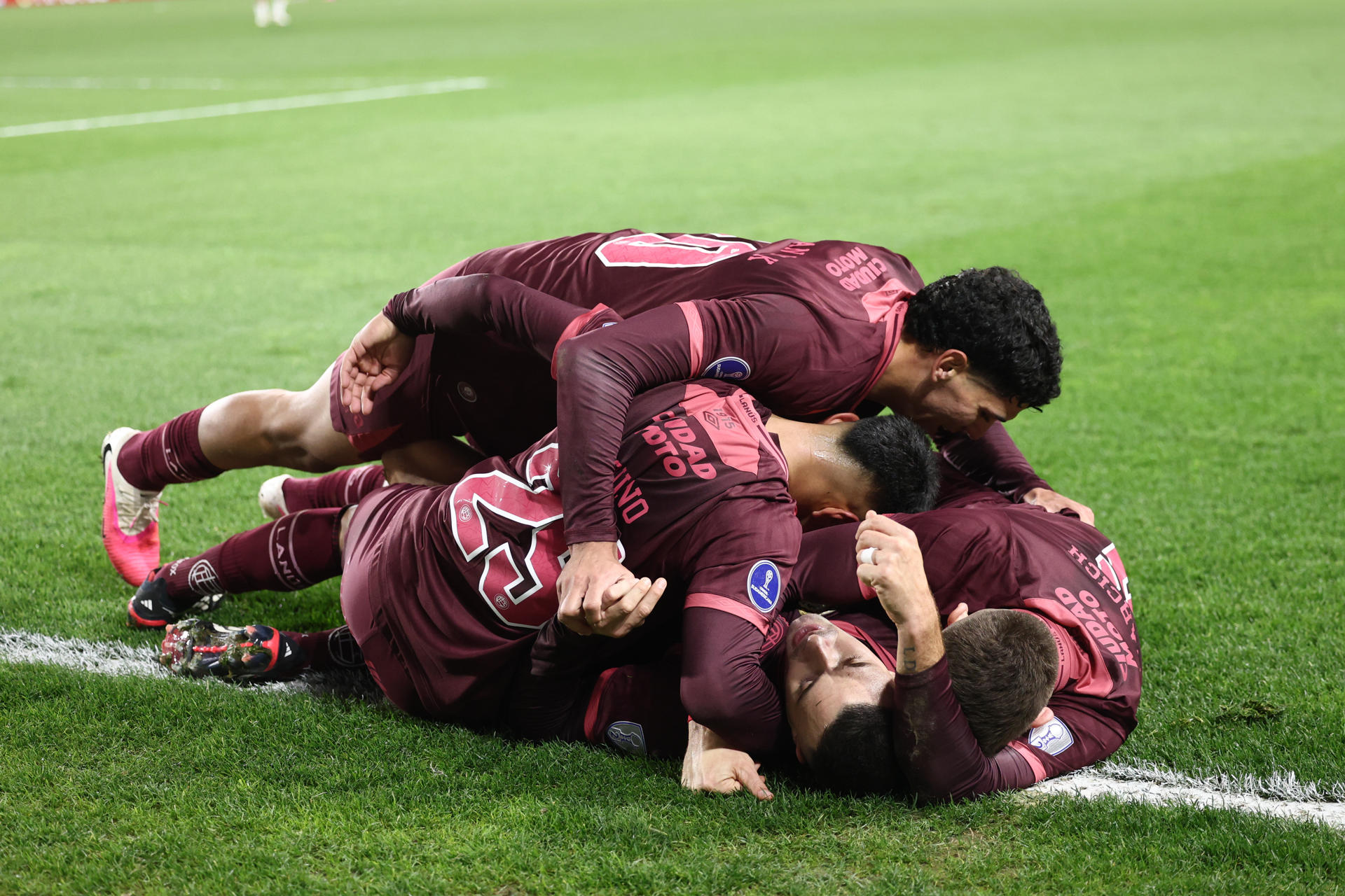 Jugadores de Lanús celebran la victoria sobre Cienciano en el partido de ida por un cupo en los octavos de final de la Copa Sudamericana. EFE/ Juan Roncoroni
