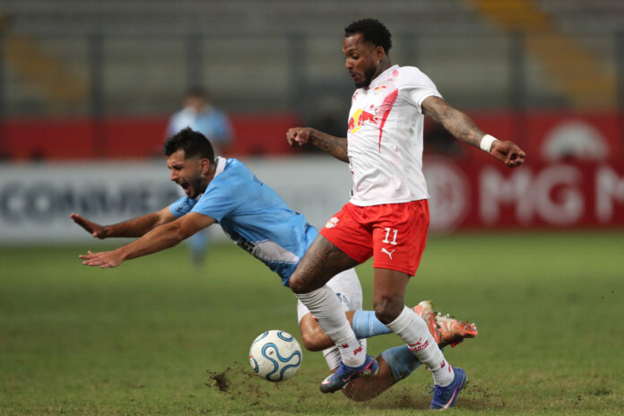 Rafael Lutiger (i) de Sporting Cristal, disputa el balón con Fernando dos Santos Pedro, de Bragantino, este miércoles en el partido de ida por un cupo en los octavos de final de la Copa Sudamericana en el estadio Nacional en Lima (Perú). EFE/ Paolo Aguilar
