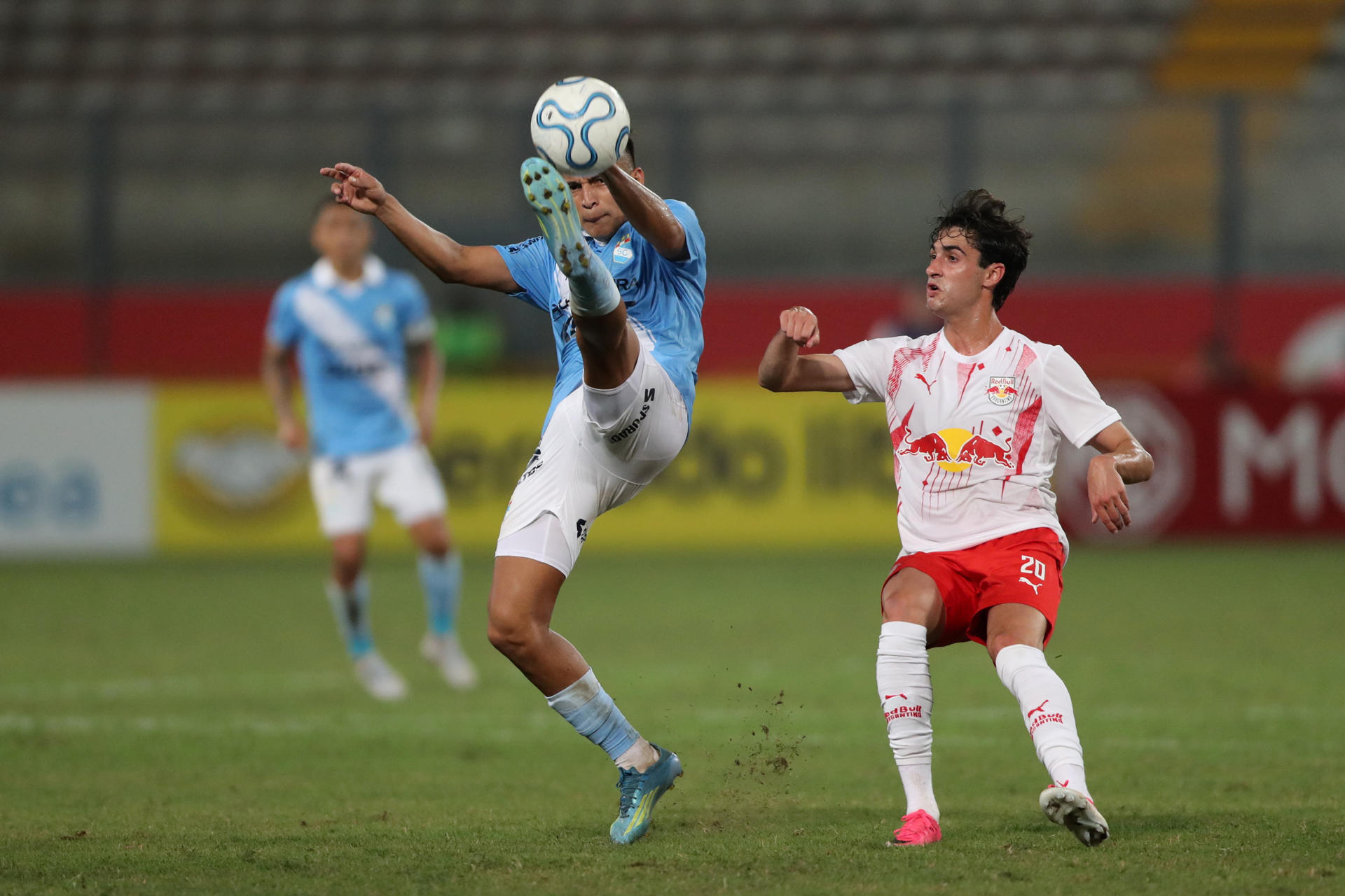 Bahun Ballumbrosio (i) de Sporting Cristal disputa el balón con Rodriguinho, de Bragantino, este miércoles en el partido de ida por un cupo en los octavos de final de la Copa Sudamericana jugado en el estadio Nacional en Lima (Perú). EFE/ Paolo Aguilar
