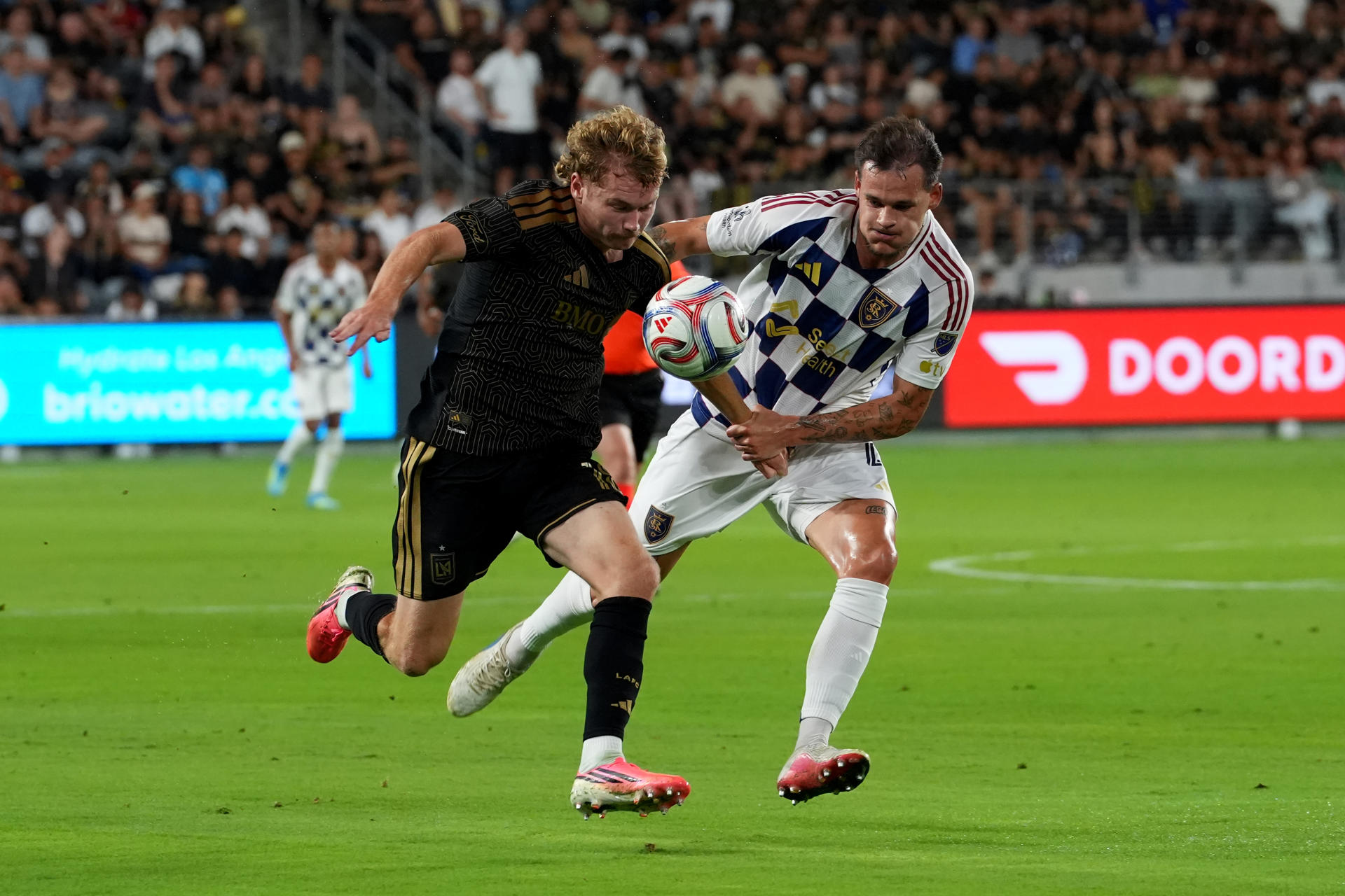 Jacob Shaffelburg (i) de Los Angeles disputa el balón con Lukas Engel de Real Salt Lake este miércoles en un partido de la MLS jugado en el estadio BMO. EFE/ Omar Alonso
