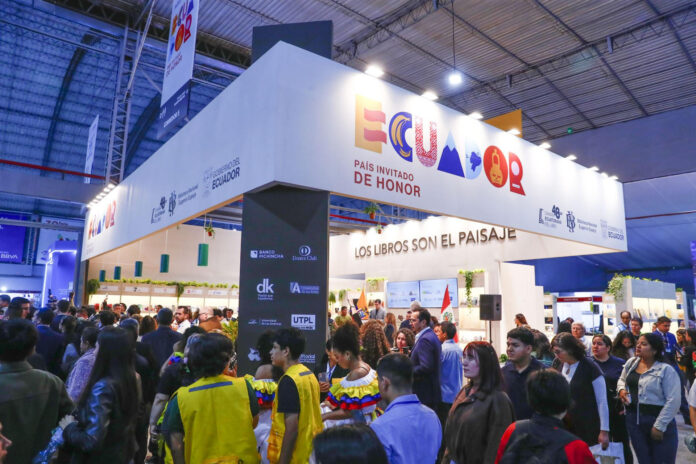 Fotografía cedida por Andina que muestra personas en la inauguración del pabellón de Ecuador en la Feria Internacional del Libro de Lima (FIL Lima), que este jueves abrió sus puertas hasta el próximo 6 de agosto con Ecuador como país invitado de honor. EFE/ Andina
