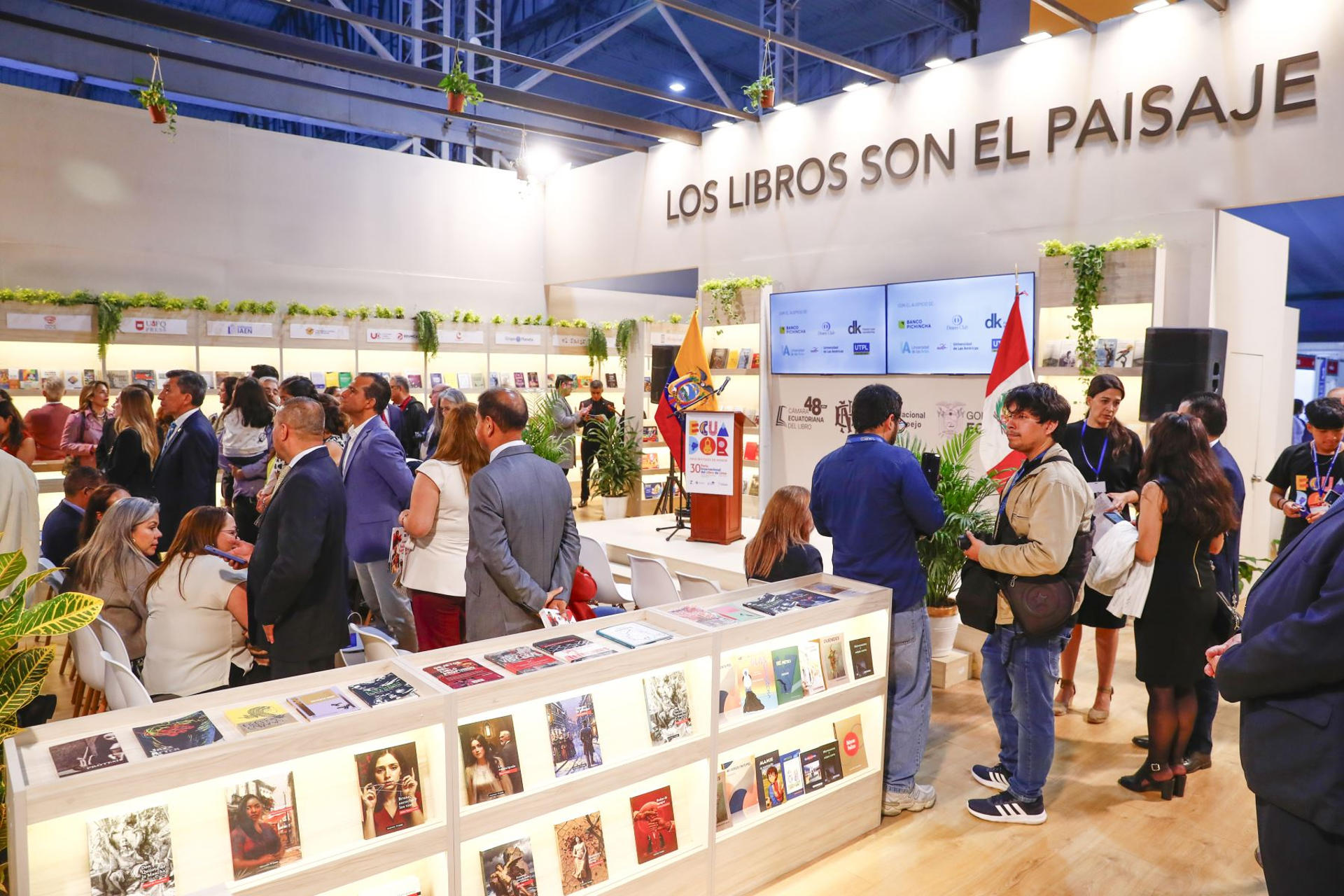 Fotografía cedida por Andina que muestra personas en la inauguración del pabellón de Ecuador en la Feria Internacional del Libro de Lima (FIL Lima), que este jueves abrió sus puertas hasta el próximo 6 de agosto con Ecuador como país invitado de honor. EFE/ Andina

