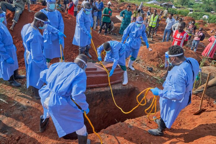Personal sanitario entierra a una víctima de ébola en Bunia, la capital de la provincia de Ituri, epicentro del brote de ébola registrado en República Democrática del Congo (RDC). EFE/EPA/DIEUDONNE DIROLE. EFE/EPA/DIEUDONNE DIROLE
