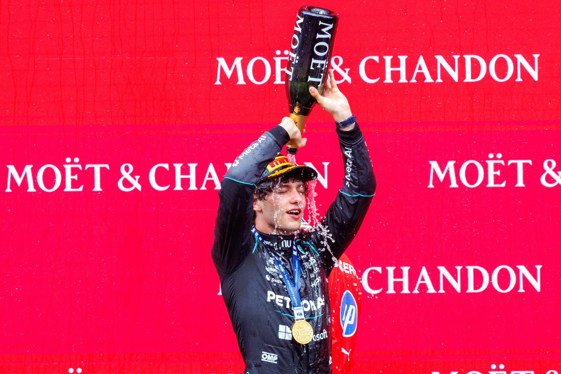 El piloto italiano Andrea Kimi Antonelli (Mercedes), en una imagen de archivo, celebra en el podio su victoria en el Gran Premio de Bélgica de Fórmula Uno en el Circuito de Spa-Francorchamps, el pasado domingo. EFE/OLIVIER MATTHYS