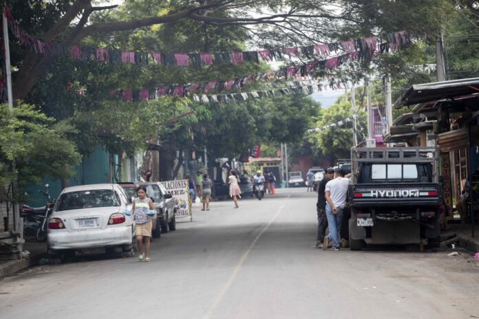 Banderas del FSLN en un barrio de Managua (Nicaragua). EFE/Stringer/Archivo
