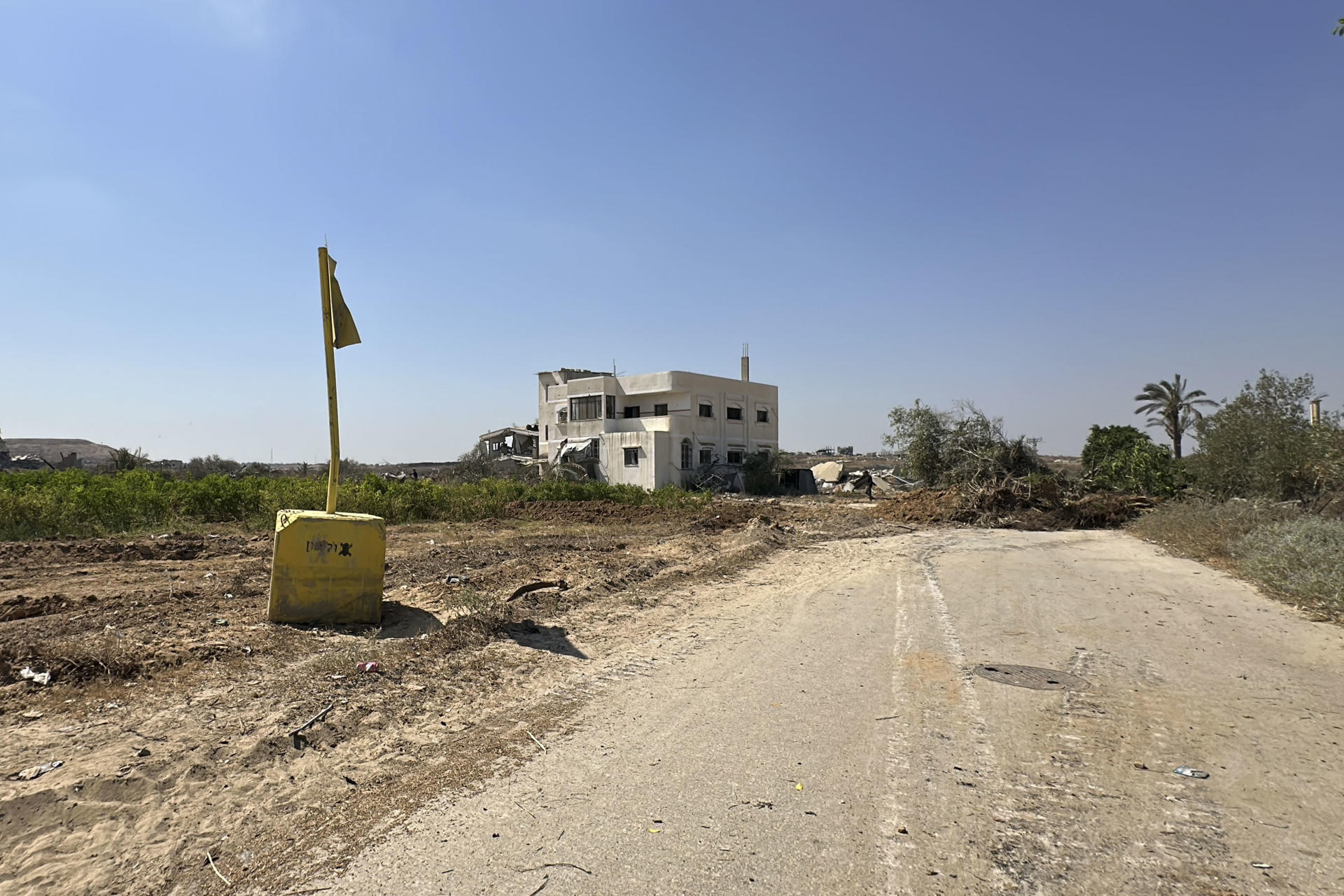 Viviendas y residentes cercanos a la línea amarilla impuesta por el Ejército de Israel en Gaza. EFE/Magda Gibelli