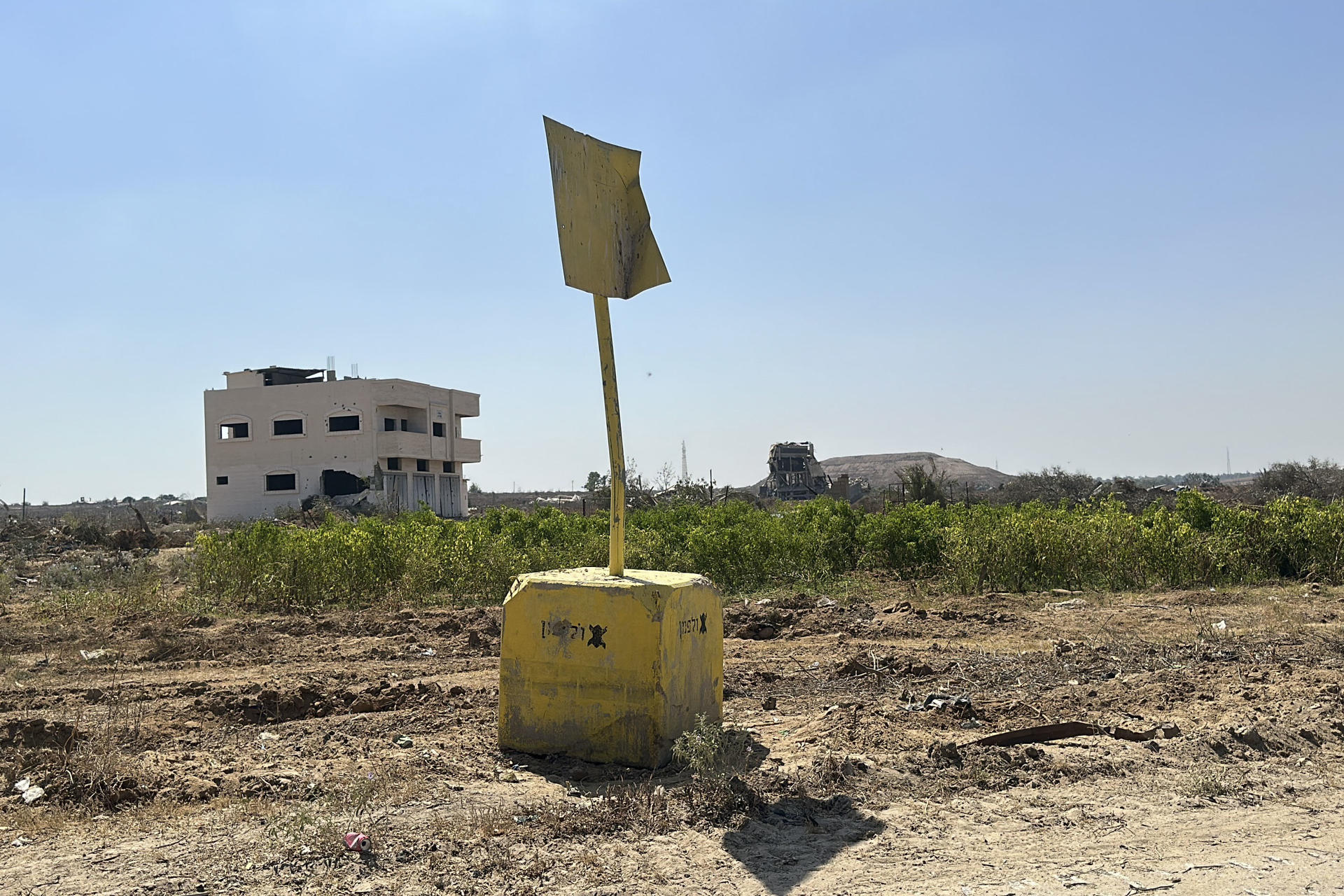Viviendas y residentes cercanos a la línea amarilla impuesta por el Ejército de Israel en Gaza. EFE/Magda Gibelli